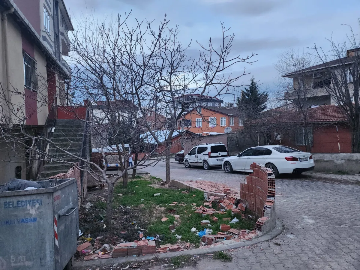 Sultanbeyli Battalgazi Mahallesinde 2 Katlı Satılık Bina - Büyük 1