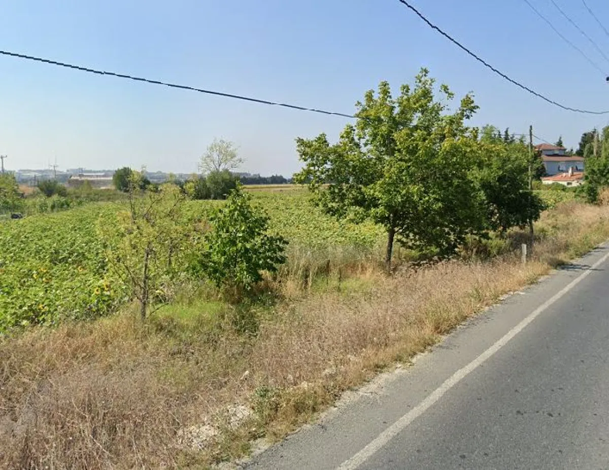 Yeni Mahallede Silivrİ Kavaklı Yoluna Cephe Satılık Tarla