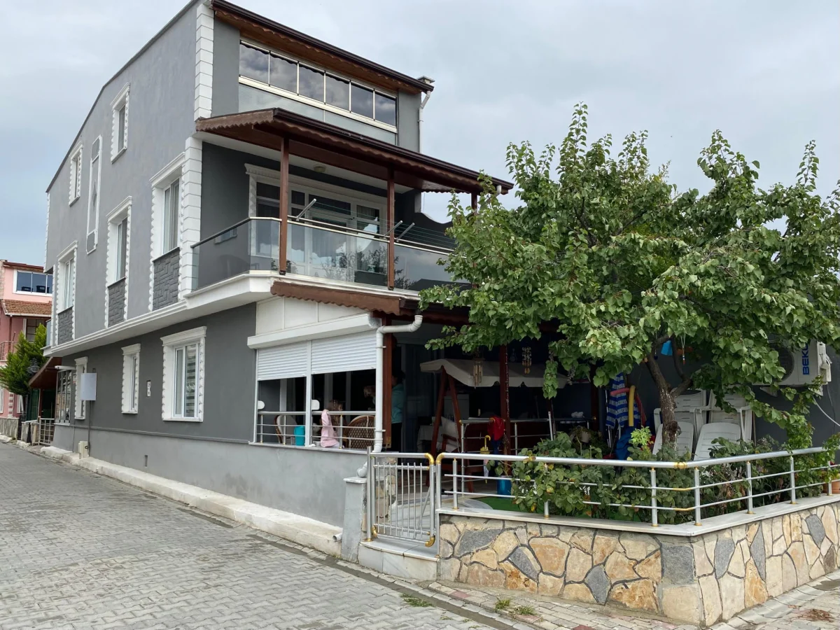 Denize Y&uuml;r&uuml;me Mesafesinde 5+1 Satılık Tripleks Villa - Büyük 1
