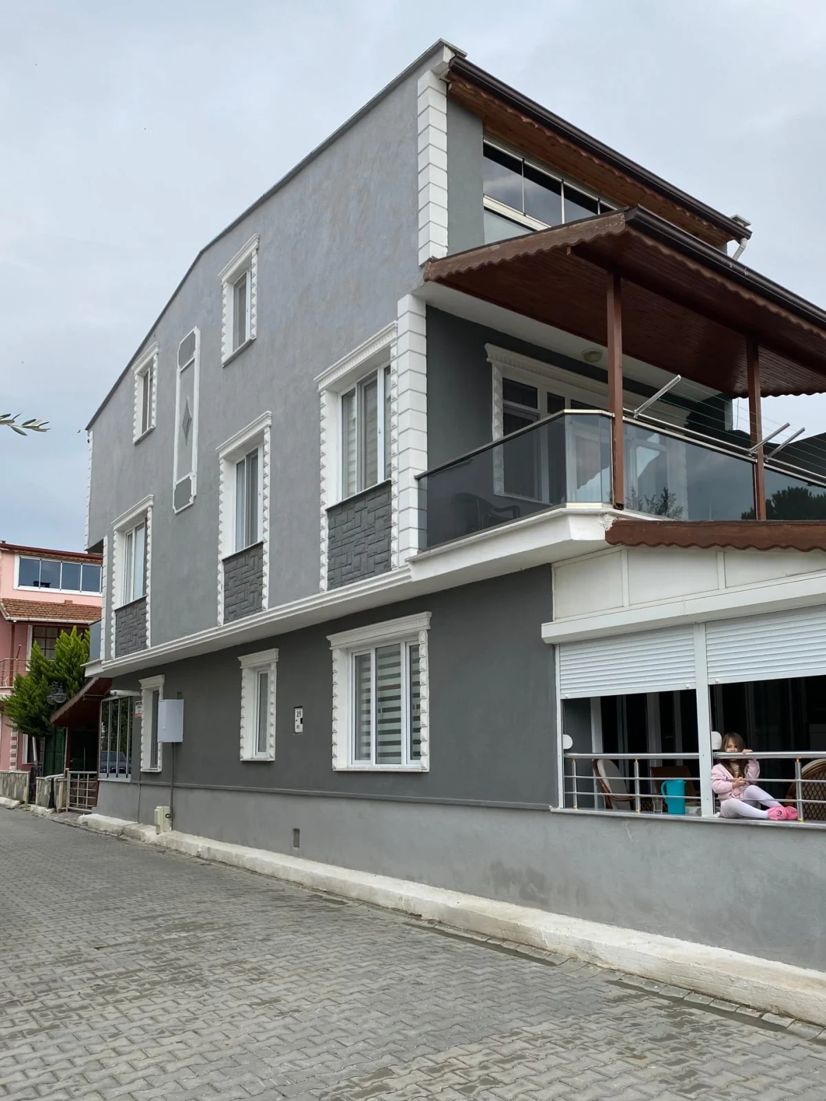 Denize Y&uuml;r&uuml;me Mesafesinde 5+1 Satılık Tripleks Villa - Büyük 23