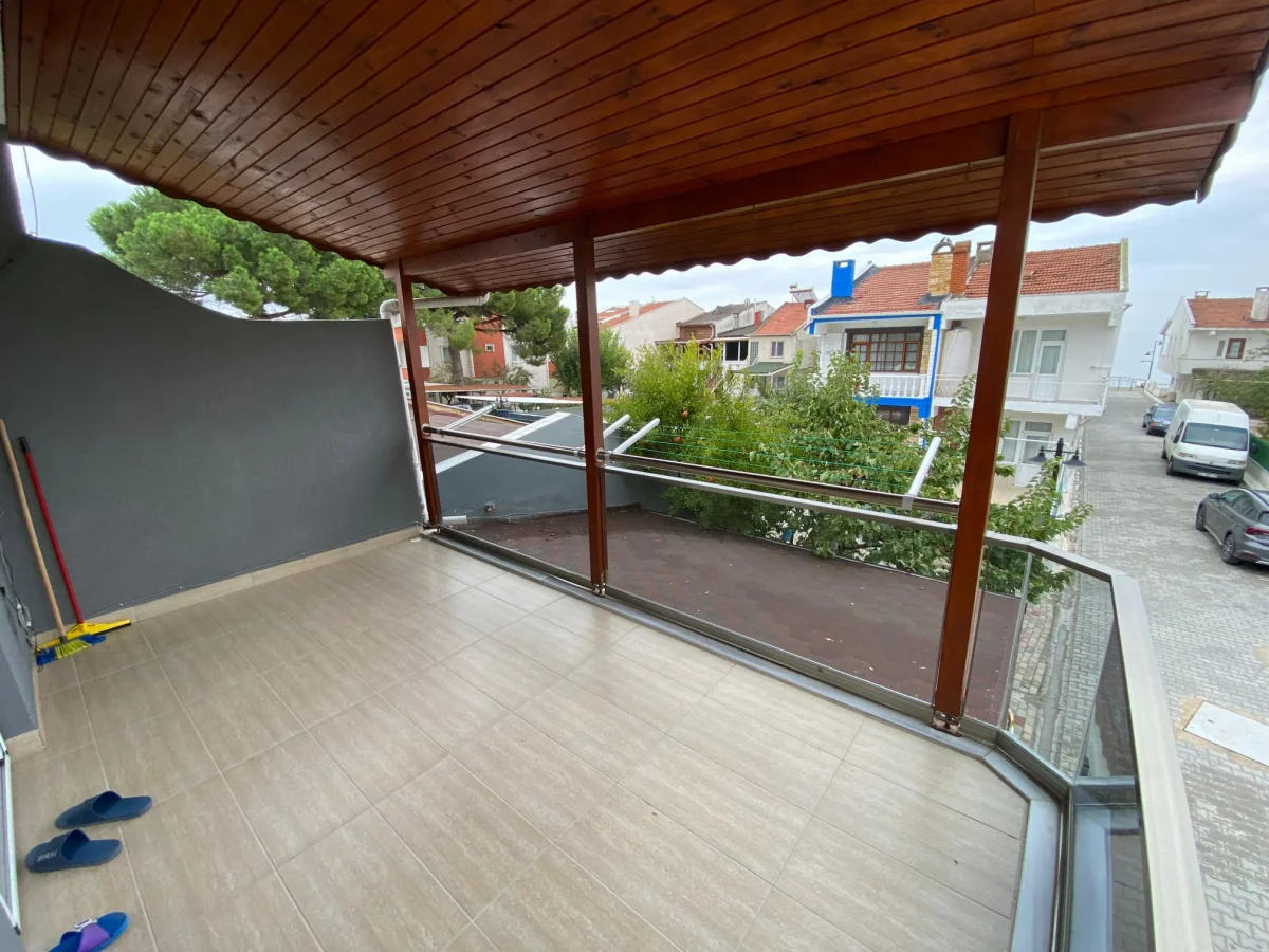 Denize Y&uuml;r&uuml;me Mesafesinde 5+1 Satılık Tripleks Villa - Büyük 25