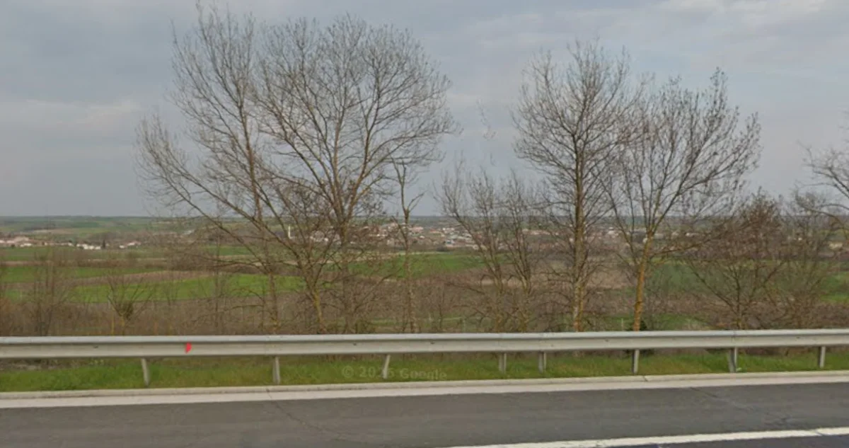 Otobana Cephe 15.176 M&sup2; Satılık Tarla