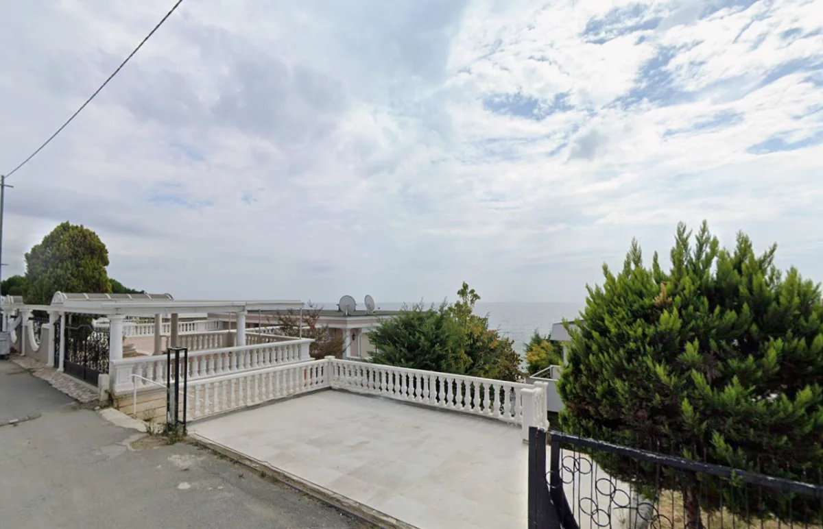 CUMHURİYET MH, DENİZE Y&Uuml;Z METRE MESAFEDE 865 M&sup2; L&Uuml;KS VİLLA ARSASI