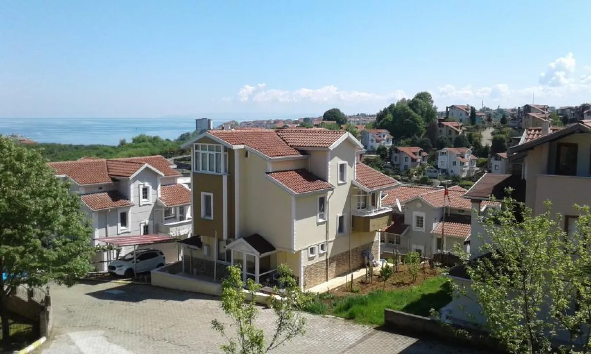 D&uuml;zce'de 2 Katlı Satılık Tripleks Villa - Büyük 2