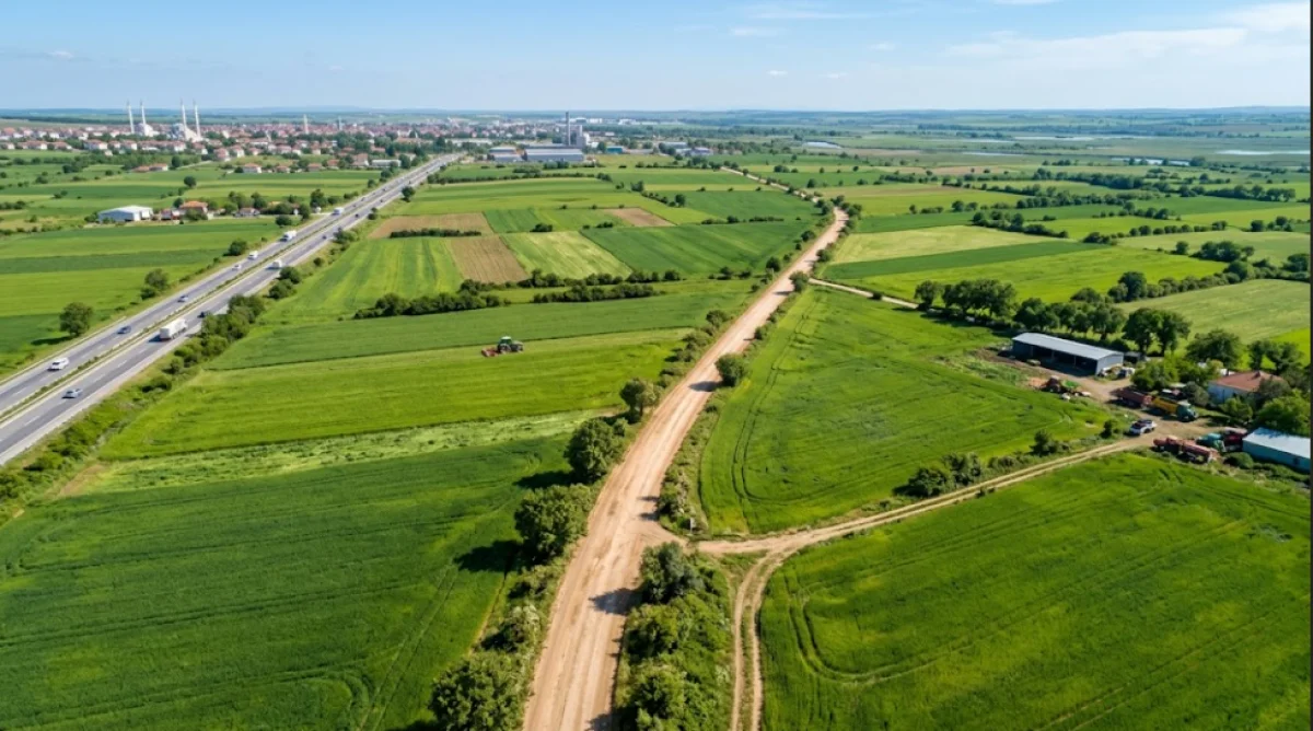 Edirne Uzunk&ouml;pr&uuml;'de Kadastro Yola Cephe 1.921 m&sup2; Yatırımlık Tarla